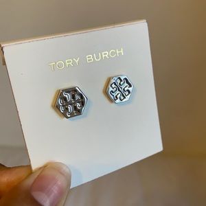 Hexagon logo stud earrings